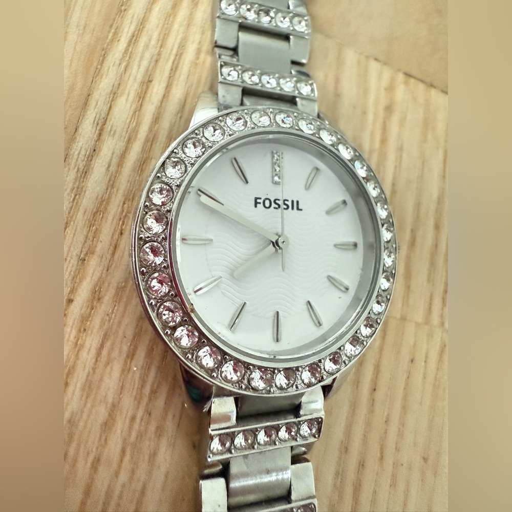 Fossil ladies ES-2362 silver tone crystal accented watch NEW BATTERY